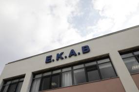 ΕΚΑΒ: Δεκάδες ακινητοποιημένα ασθενοφόρα λόγω έλλειψης ανταλλακτικών