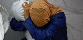 World Press Photo / Το «νανούρισμα» του νεκρού παιδιού - Η συγκλονιστική φωτογραφία που βραβεύτηκε