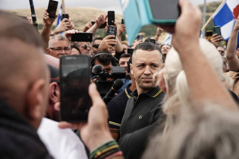 Αποφυλακίστηκε ο νεοναζί Κασιδιάρης και ανακοίνωσε κόμμα – Κλακαδόροι τον επευφημούσαν [εικόνες – βίντεο]