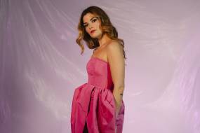 "ΦΕΥΓΩ ΜΑΚΡΙΑ" ΑΠΟ ΤΗΝ ΜΑΡΙΑ ΚΟΥΤΣΟΥΡΛΗ (ΣΤΙΧΟΙ: ΠΕΤΡΟΣ ΒΕΝΤΟΥΡΗΣ / ΜΟΥΣΙΚΗ: IVY ROBINS)