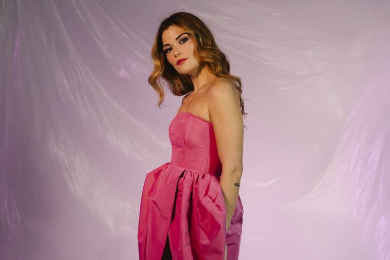 "ΦΕΥΓΩ ΜΑΚΡΙΑ" ΑΠΟ ΤΗΝ ΜΑΡΙΑ ΚΟΥΤΣΟΥΡΛΗ (ΣΤΙΧΟΙ: ΠΕΤΡΟΣ ΒΕΝΤΟΥΡΗΣ / ΜΟΥΣΙΚΗ: IVY ROBINS)