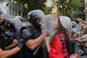 Αλβανία: Άγριο ξύλο μέσα στη Βουλή ανάμεσα σε βουλευτές κυβέρνησης και αντιπολίτευσης – Διαδηλωτές προσπαθούν να σπάσουν τον φραγμό απ’ έξω (video)