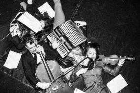 Η ΔΥΝΑΜΗ ΤΗΣ ΣΥΝΗΘΕΙΑΣ vol. 2 | Κωμωδία του Τόμας Μπέρνχαρντ | Μια παράσταση του Γιάννου Περλέγκα και της ομάδας χορευτών κι ακροβατών “κι όμΩς κινείται” | Θέατρο Ροές | Από 2 Μαρτίου 2026, για 10 παραστάσεις | Early Bird 10 ευρώ