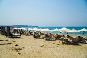Θάλασσα για γερά πορτοφόλια / Οι τιμές – σοκ στις οργανωμένες παραλίες
