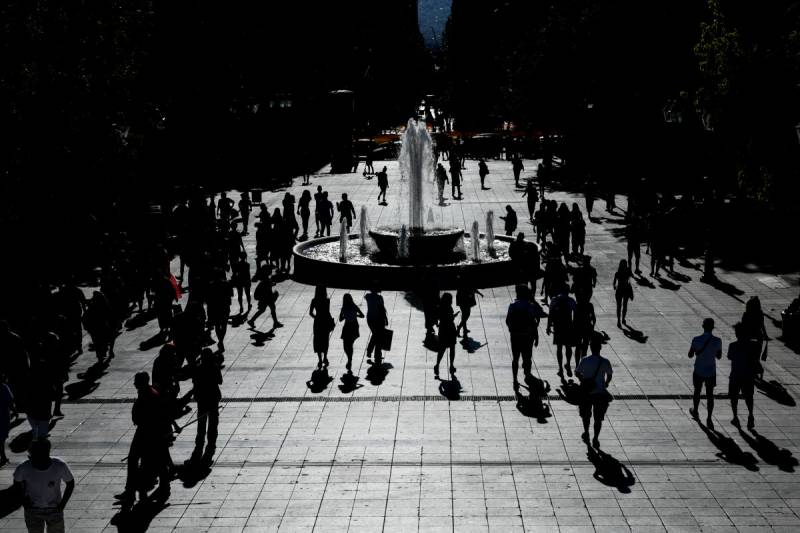 Eurostat / «Βουτιά» 22,3% στο διάμεσο εισόδημα στην Ελλάδα – Το 87,1% δυσκολεύεται να τα βγάλει πέρα
