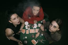 TOXICITY 2η χρονιά | Τρεις κρατούμενες. Ένα κελί. Ένα σχέδιο που δοκιμάζει τις σχέσεις τους. Θα καταφέρουν να αποδράσουν από τις προσωπικές τους “φυλακές”;