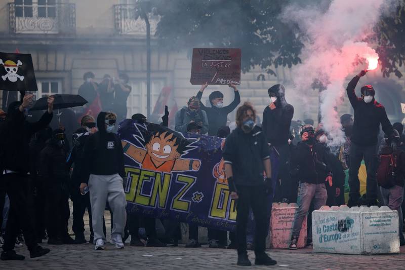 Γαλλία: Ένας νεκρός, 1.200 συλλήψεις και ακρωτηριασμός 20χρονου – Στάχτη ιστορικό δημαρχείο 143 ετών