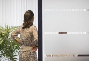 "Γυάλινος γκρεμός": Μια αόρατη παγίδα για τις εργαζόμενες