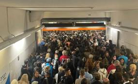 «Πάμε στη δουλειά σαν σαρδέλες»: Ανεπαρκή δρομολόγια, ακραίος συνωστισμός στο Μετρό
