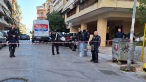 Βύρωνας / Τα ΜΑΤ στην υπηρεσία fund που πετά μια γυναίκα από το σπίτι της