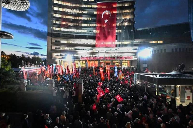 Τουρκία: Εκδιώχθηκε ο Οζέλ από τα γραφεία του CHP – Μεγάλη αστυνομική επέμβαση με εντολή Κιλιντσντάρογλου
