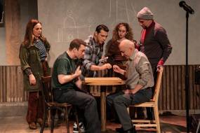 «Δύο ή τρία πράγματα που ξέρω γι’ αυτόν» || Το νέο έργο του Ανέστη Αζά στο Θέατρο Προσκήνιο