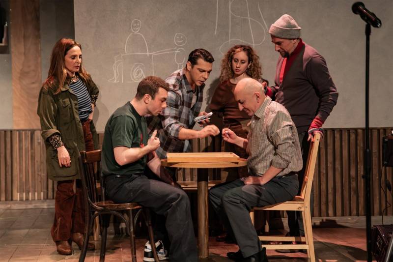 «Δύο ή τρία πράγματα που ξέρω γι’ αυτόν» || Το νέο έργο του Ανέστη Αζά στο Θέατρο Προσκήνιο