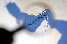 Axios: Το παράθυρο για συνομιλίες δεν έχει ακόμα κλείσει, ενώ η αντιπαράθεση μεταφέρεται στα Στενά του Ορμούζ