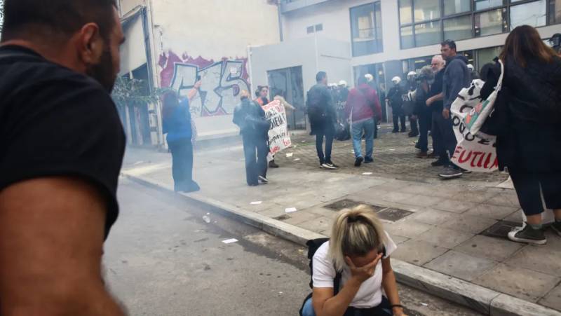 Τα ΜΑΤ «έπνιξαν» στα χημικά παιδιά, εκπαιδευτικούς και γονείς έξω από την Πρωτοβάθμια [εικόνες + βίντεο]