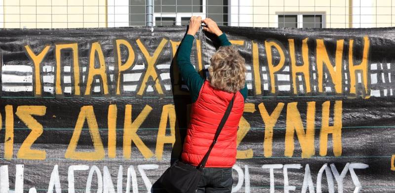 «Αλλαξε ο τρόπος που κοιμόμαστε, που μιλάμε» – Καταθέσεις συγγενών για το έγκλημα στα Τέμπη