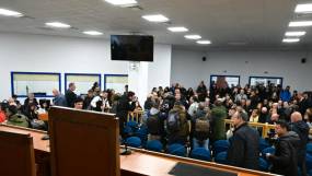 «Σήμερα δικάστηκαν τα θύματα» - Οργή για το επιτελικό φιάσκο στη δίκη των Τεμπών UPD