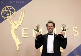 Βραβεία Emmy 2026: Οι μεγάλοι νικητές της τηλεοπτικής βραδιάς (Video)