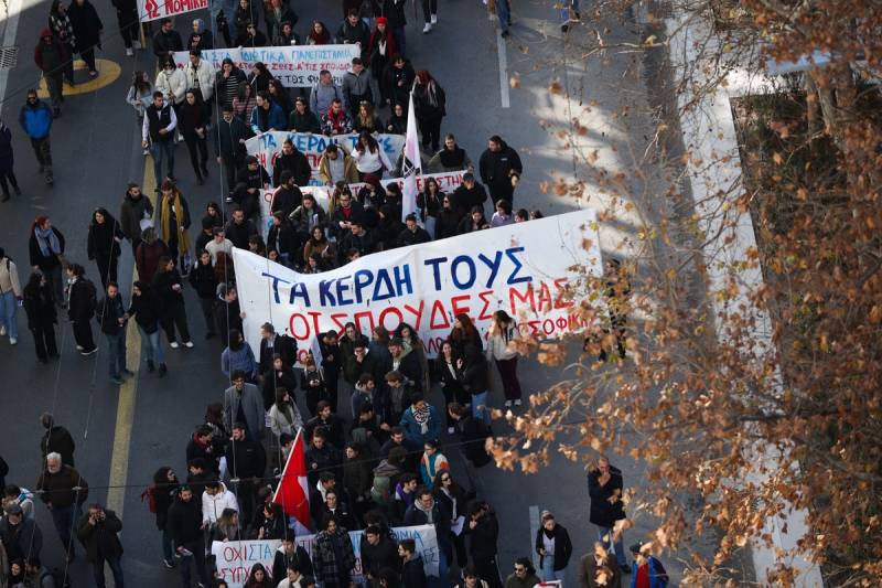 Φοιτητικοί Σύλλογοι Αθήνας: Κινητοποίηση και διανυκτέρευση στο Σύνταγμα για τη φοιτητική στέγη και το κόστος σπουδών