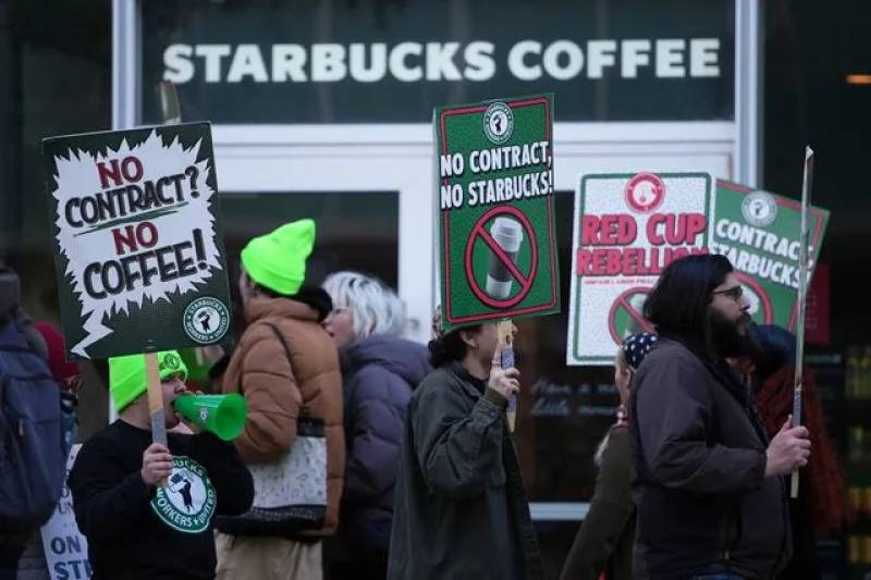 Starbucks: Εργαζόμενοι ξεκίνησαν απεργία σε 45 πόλεις των ΗΠΑ στο Red Cup Day