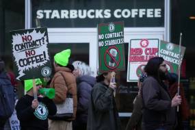 Starbucks: Εργαζόμενοι ξεκίνησαν απεργία σε 45 πόλεις των ΗΠΑ στο Red Cup Day