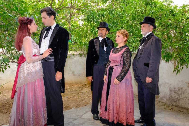 ΑΣΠΡΑ ΑΛΟΓΑ ΡΟΣΜΕΛΣΧΟΜ του Ερρίκου Ιψεν / Από 28 Νοεμβρίου στο θέατρο Εκάτη