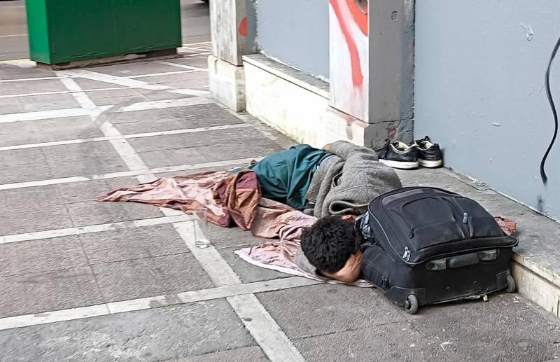 Αστεγοι στην Αθήνα: Το 30% μένει στο δρόμο περισσότερα από πέντε χρόνια – Το 70% έχασε το σπίτι του λόγω οικονομικών προβλημάτων