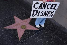 Disney: Έχασε 3 δισ. μέσα σε μια νύχτα μετά την απόλυση του Τζίμι Κίμελ