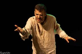 ΠΑΡΑΤΑΣΗ ΤΗΣ ΘΡΥΛΙΚΗΣ ΠΑΡΑΣΤΑΣΗΣ "ΚΟΙΜΩΜΕΝΟΣ ΧΑΛΕΠΑΣ Ο ΣΑΛΟΣ ΑΓΙΟΣ" ΣΤΟ ΘΕΑΤΡΟ ΚΑΛΛΙΡΡΟΗΣ