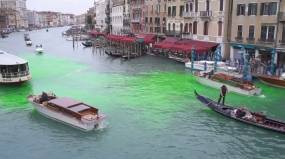 Ιταλία: Ακτιβιστές βάφουν πράσινα τα νερά σε 10 πόλεις με φόντο την COP30 – «Σταματήστε την οικολογική καταστροφή»