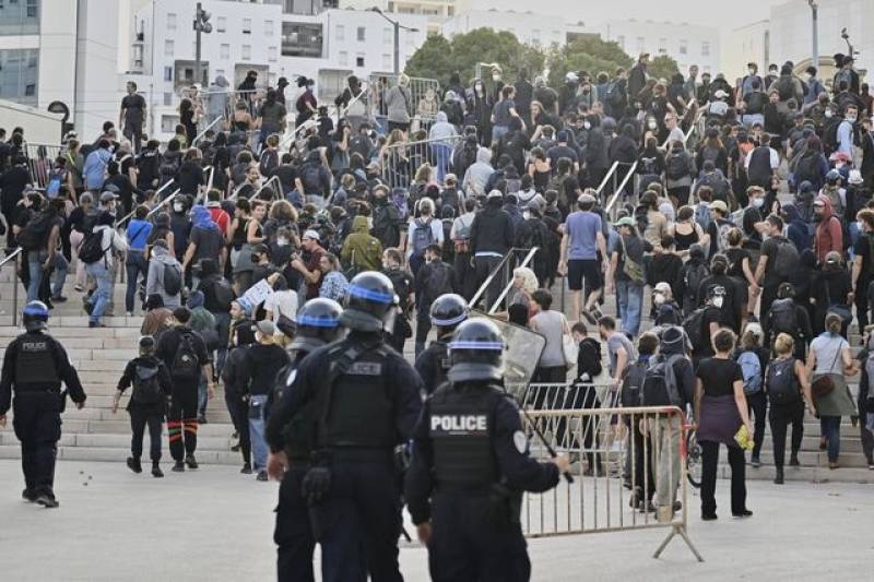 Παρέλυσε η Γαλλία από τις διαδηλώσεις με σύνθημα “Μπλοκάρουμε τα πάντα”