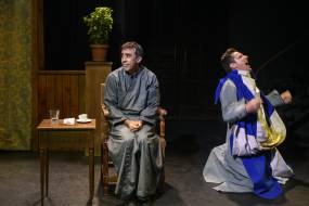 ΤΕΛΕΥΤΑΙΕΣ ΠΑΡΑΣΤΑΣΕΙΣ για την επιτυχημένη παράσταση «Ήλιος με δόντια» στο θέατρο Μπέλλος | Βασισμένη στο μυθιστόρημα του Γιάννη Μακριδάκη &amp; σε σκηνοθεσία Θανάση Ζερίτη