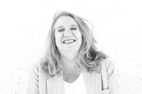 VAGABONDAGES: Πόσο απελευθερωτικό μπορεί να είναι να ξεφύγει κανείς από μια κατασκευασμένη περσόνα; | η Ελένη Μποζά επιστρέφει | ΘΕΑΤΡΟ ΜΠΕΛΛΟΣ