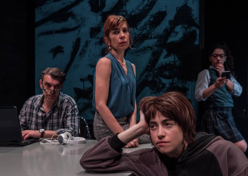 Επί Κολωνώ: Η sold out &quot;Linda&quot; επιστρέφει από 9 Οκτωβρίου | Στο ρόλο της Linda η Μυρτώ Αλικάκη | Σκην.: Ελένη Σκότη | Η προπώληση άρχισε!