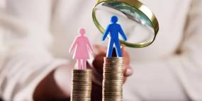 ΟΙ ΓΥΝΑΙΚΕΣ ΣΤΗΝ ΕΕ ΔΟΥΛΕΥΟΥΝ 15 ΜΗΝΕΣ ΓΙΑ ΝΑ ΒΓΑΛΟΥΝ ΟΣΑ ΟΙ ΑΝΔΡΕΣ ΣΕ 12