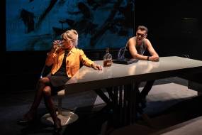 Επί Κολωνώ: Linda της Penelope Skinner | Τελευταίες Παραστάσεις έως Κυριακή 5 Απριλίου