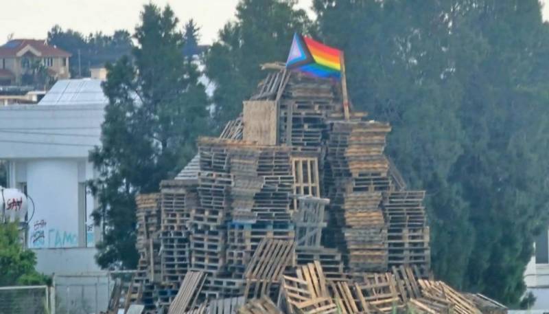 Κύπρος: Έκαψαν σημαίες της ΛΟΑΤΚΙ+ κοινότητας αντί για Ιούδα