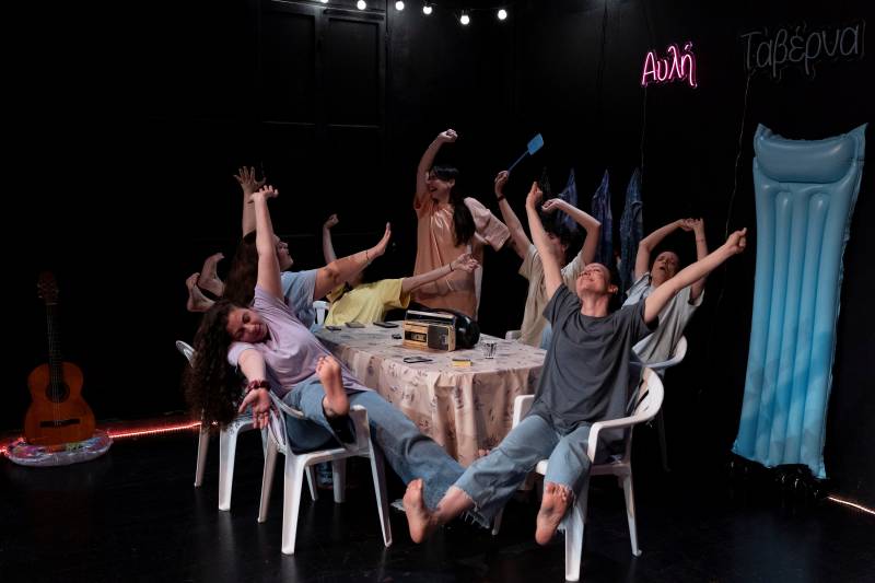 ΠΑΡΑΤΑΣΗ ΠΑΡΑΣΤΑΣΕΩΝ |"ΠΑΡΑΝΤΑΙΖ"- Η αίθουσα κλιματίζεται" 2η χρονιά σε κείμενα της Λένας Κιτσοπούλου | Σύλληψη- Σκηνοθεσία: Γιώτα Σερεμέτη | Στο Θέατρο 104