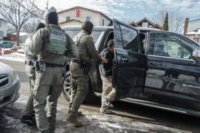 ΗΠΑ / Σε διαθεσιμότητα πράκτορες της ICE για ψευδείς δηλώσεις για πυροβολισμό μετανάστη