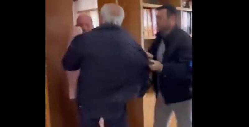 Ο Μπέος προπηλάκισε δημοτικό σύμβουλο – Τον έσπρωξε με βία από το από το γραφείο του Δημάρχου