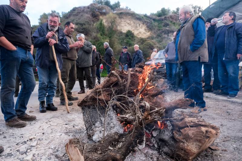 Αγρότες / Μόνιμος αποκλεισμός και στα δύο ρεύματα στα Μάλγαρα – Τι υποστηρίζει για τα αιτήματα η κυβέρνηση, έμμεσες απειλές Βορίδη