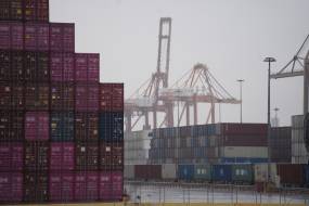 Εργατικό ατύχημα από ανατροπή φορτηγού στο λιμάνι του Πειραιά