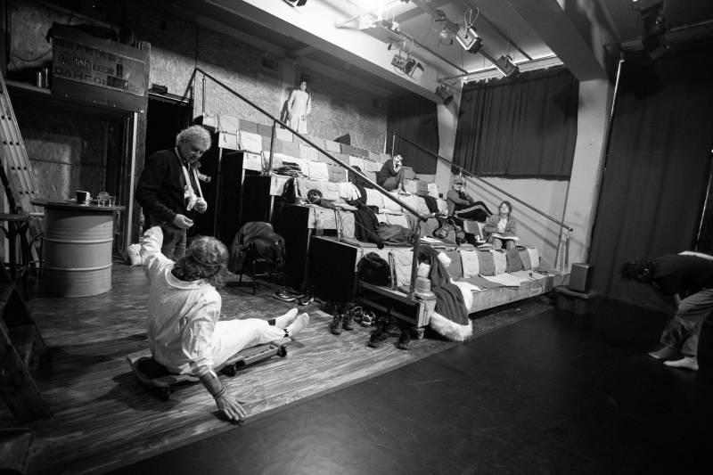 «Ν Τ Α Ρ F Σ Τ Ε Λ Ε Ρ»: Ο Θανάσης Δόβρης σκηνοθετεί την ομάδα Fabrica Athens