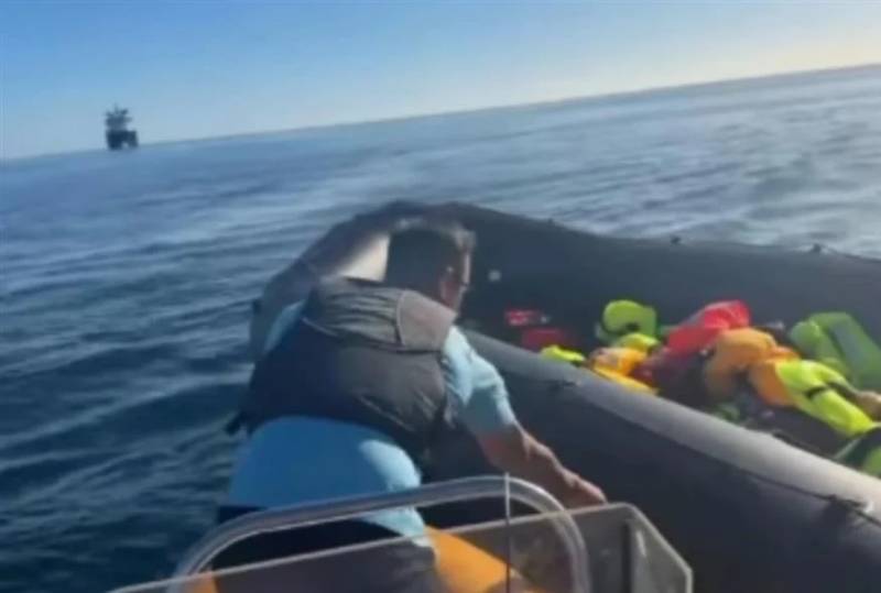 Ντροπιαστικό βίντεο στη Μάγχη: Ακροδεξιός έσκισε βάρκα μεταναστών ενώ πάνω της βρισκόταν διασώστης