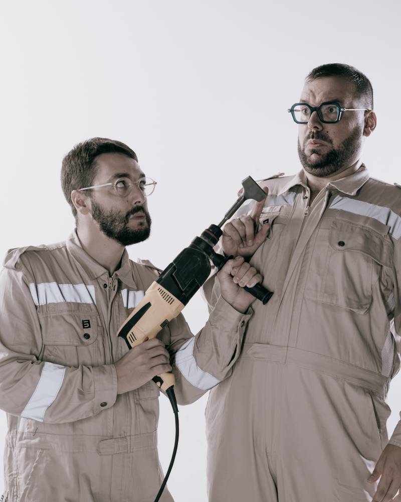 «Όλα Μόνοι Μας» Η stand up επιθεώρηση των Κάλφα- Καλφάκη έρχεται στο Θέατρο 104