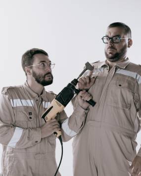 «Όλα Μόνοι Μας» Η stand up επιθεώρηση των Κάλφα- Καλφάκη έρχεται στο Θέατρο 104