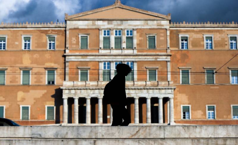 «Το τζάμπα πέθανε» / Αν δεν μπορούμε να ζήσουμε με 800 ευρώ, πρόβλημά μας – Ο κυνισμός ως κυβερνητική γλώσσα