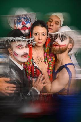 Πτήση / Κόσοβο ξανά του Γιετόν Νεζίραϊ σε σκηνοθεσία Ένκε Φεζολλάρι στο Θέατρο Nous Creative Space