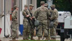 Δικαστής αποφυλακίζει εκατοντάδες μετανάστες στο Σικάγο κόντρα στον Τραμπ