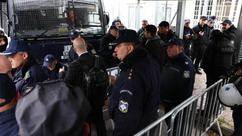 Δίκη Τέμπη: Διαδικασία ντροπή για τη δικαιοσύνη – Αστυνομοκρατία, απειλές και απέραντο χάος